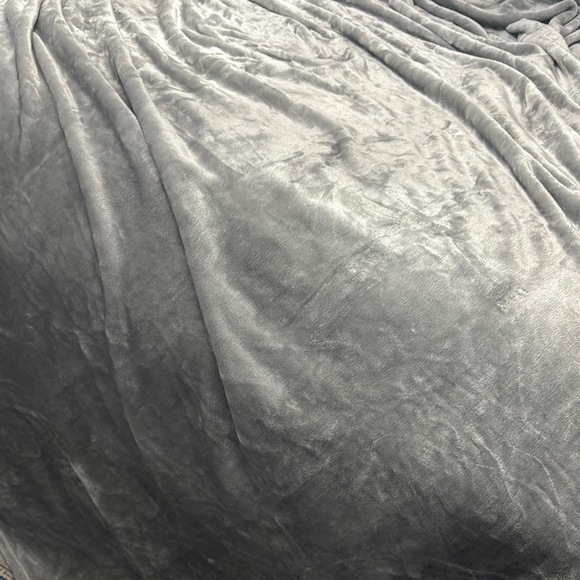 Luxurious Gray Velvet Blanket - Picture 6 of 6